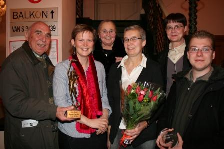 De trotse leden van Aqua Tienen met de trofee