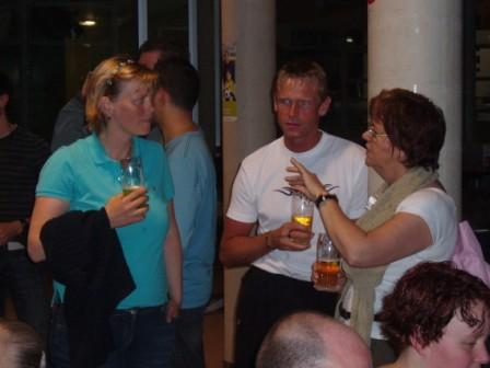 Tijdens een aperitief met elkaar praten