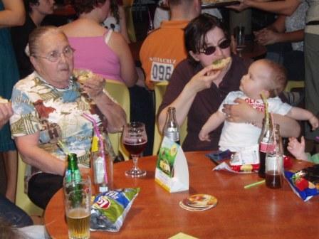 Verschillende generaties aan eenzelfde tafel