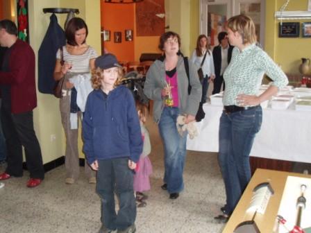 Gezellig aan het keuvelen met elkaar voor het eten