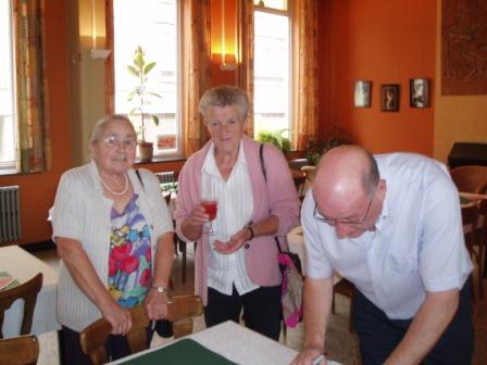 Praten met elkaar en genieten van een aperitief