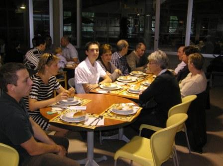 Allen aan tafel voor het eten