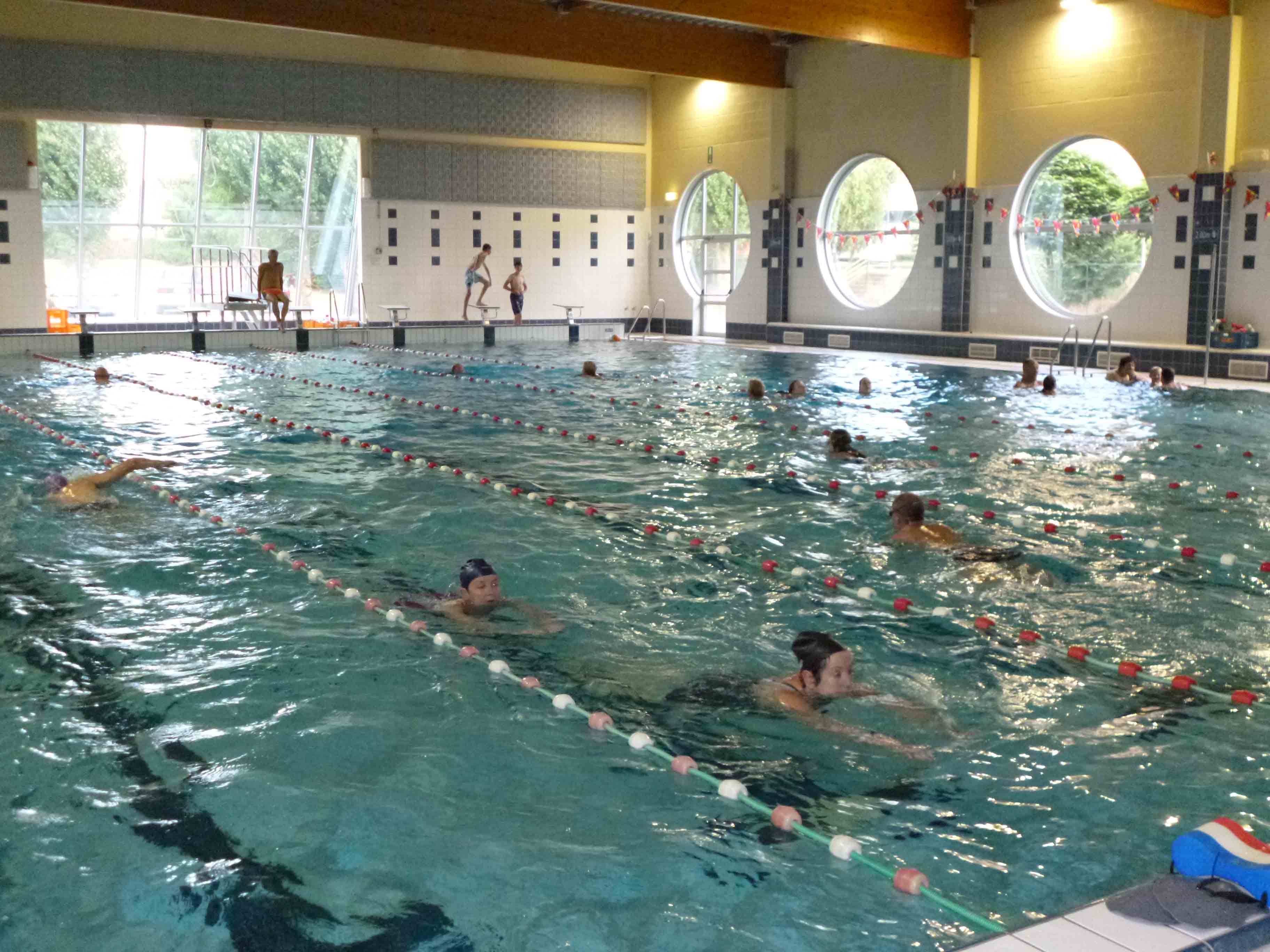 Clubleden aan het zwemmen op een rustige maandagavond
