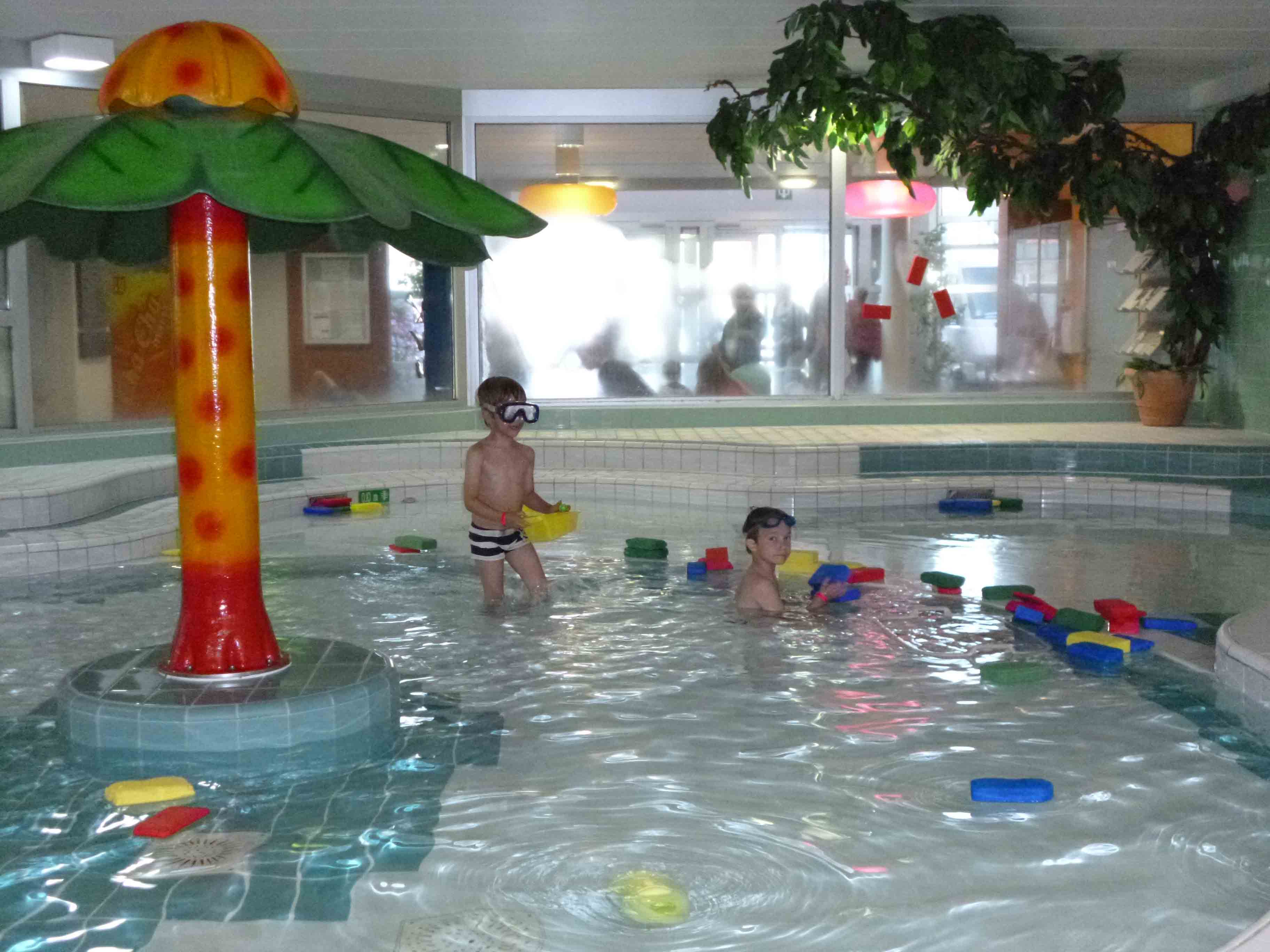 Kinderen aan het ontspannen in het peuterbad